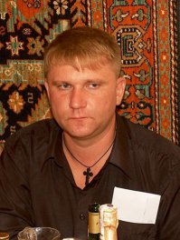 У него нет имени,
Нету и фамилии,
Белые кроссовки,
На штанах три линии,
Кожанная курточка,
И в карманах руки,
Рот не улыбается,
.Заебали. суки!