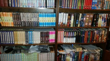 Если у Вас лишь одна Библиотека Всемирной Литературы - расстановка по цветам имеет смысл. У меня тоже можно найти одинаковы цвета рядом! Но если все книги разного формата, разных серий - то это уже мебель.