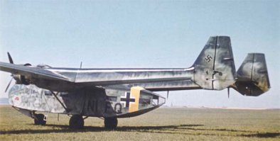 С Готой 242 - 244 вообще забавно получилось. Эта штука проектировалась и выпускалась именно как планер и никак иначе. Но немцы захватили такое огромное количество французских авиадвигателей "Гном-рон", что было решено присобачить их к этой леталке. Получилась такая пародия на знаменитую "Раму".
Только если "Раму" было сбить довольно сложно, то Готу наши сбивали подброшенным валенком.