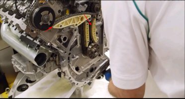 чёт я не понял, цель в двигателе скользит по пластмассам просто за счет трения поверхностей и таким образом натягивается ????