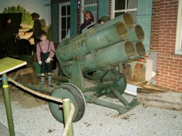 В качестве дополнения фото 210-мм миномета Nebelwerfer 42.