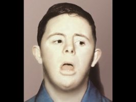 Что у них с выражением лица?