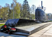 Кстати, в этом учебном центре команда Курска обучалась...
А ещё у нас есть памятник первой АПЛ из рубки К-14


И командиру первой АПЛ Л.Г.Осипенко