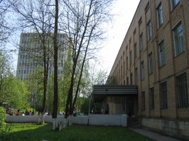 Первое фото - 4 первых года сына, второе - он там учится сейчас. Третье - дочь, только начала учиться (место не столь шикарное, но мне там вполне понравилось).
Последнее - это уже моя альма матер, не слишком все красиво, но уровень был достойным...
