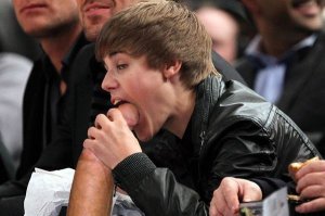 Бибер есть шаурму(шаверму)