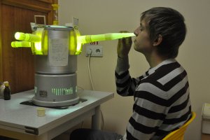 Я тоже проходил в детстве такую процедуру.Гланды лечил.
В конце концов,мне их потом просто вырезали.