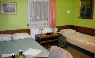 Не хостел, конечно, а гостевой дом. Но очень понравился - как у бабушки в деревне: тепло и уютно. В небольшом городке Августув в Польше. Называется "Старый дом". Хозяин часто ездит в Россию, тепло принимает гостей: организовывает рыбалки и баньку. Очень душевно. Номер на 3-х с закрытым паркингом во дворе - 40 евро.