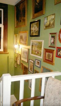 Не хостел, конечно, а гостевой дом. Но очень понравился - как у бабушки в деревне: тепло и уютно. В небольшом городке Августув в Польше. Называется "Старый дом". Хозяин часто ездит в Россию, тепло принимает гостей: организовывает рыбалки и баньку. Очень душевно. Номер на 3-х с закрытым паркингом во дворе - 40 евро.