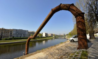 У нас в Литве какойто сказочный <span style='color:gray'>[мат]</span> поставил памятник сантехнику