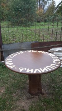 Вот я сделал на участке) спилил старую яблоньку и на пенёк закрепил сделанную столешницу. три слоя краски, три слоя лака корабельного,буквы изначально скотчем бумажным. пенёк покрасил, под столом сделал каркас, чтоб не повело.