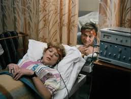 — Мой папа очень хотел мальчика, а родилась девочка.
— Как назвали-то?
— Кого?
— Девчушку-то??
— Раиса Захаровна!
— Не понял...
— Ну, мой папа хотел мальчика, а родилась девочка — Я!
— Аааа...