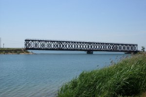 Жд мост в Геническе. Хороший мост. Не страшный.)))
