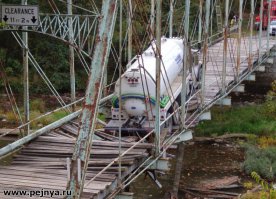Деревянный мост рухнул под весом грузовика