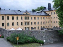 Långholmen Hotell в Стокгольме  Бывшая тюрьма, сдвоенные камеры стали уютными номерами. Толстые стены, гробовая тишина, глубокий сон в мягкой кровати :) Пилил зимой сотни километров в снегопад по темноте и усталый, случайно, нашёл этот хостэл. С утра, бодрячком, сходил там же в музей и был очень рад оказаться в такой тюрьме :)