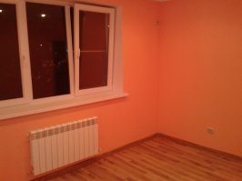 Несколько полезных советов для автора. Ровно в то же самое время я тоже покупал массивную доску.. Объехав все крупные торговые точки, где она все равно была на заказ, я полез в интернет-магазины.. Главное в походах было определиться с выбором производителя доски и цветом. В Московском интернет-магазине оформил заказ, оговорил условия доставки до транспортной компании, по электронной почте получил счет, который действителен в течение 3 банковских дней, на следующий день оплатил его.. В итоге сэкономил на 80 м2 около 10 т.р., если считать разницу между ценниками в нашем городе и Москве, включая доставку. И НИКАКОЙ мозгопарки