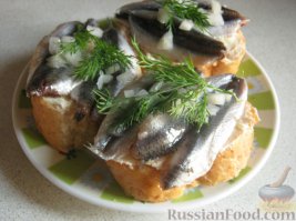 Соленая рыба со сладким чаем - классическое сочетание. Я не женщина, и уж точно не беременный, но иногда по утрамделаю себе бутерброды: соленая килька на тосте (мне больше нравится на белом, но можно и на черном) с маслом и со сладким чаем. Вкуснятина!
