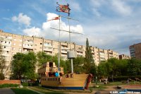 У нас в одном дворе такую же задумку более масштабно воплотили) 



Давно это правда было, кораблик снесли уже за ветхостью...