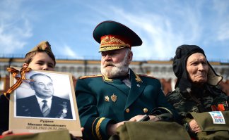 Вот маршал на параде на Красной площади 9мая 2015г. У меня вопрос, как эта су-ка там оказалась? Кто его пропустил?