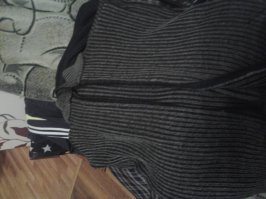 Жена говорит сыну, принеси свою старую серую кофту, сделаем кроватку котенку. Сын тупит, какую еще серую? Мать встает и приносит эту кофту. Маам, она же зеленая! Я смотрю на серую кофту, потом на сына. И тут входит дочь. Какого цвета кофта? Зеленая, а что? Какого она цвета?