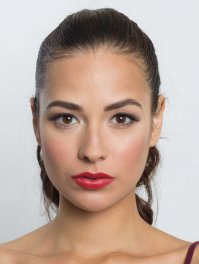 Накрасте либо глаза, либо губы??? у меня так выглядит макияж по праздникам... да у неё даже ресницы приклеены!