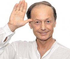 "Широко известно, что мусульмане ни при каких обстоятельствах не едят свинину."

А вот свинячий хвостик вам на воротник, а не "ни при каких обстоятельствах". Аль-Маида (5:3):

Если же кто-либо, страдая от голода, а не из склонности к греху, вынужден будет [съесть запретное], то ведь Аллах — прощающий, милостивый.

Рухсат и мубах - это когда... Короче, если нельзя, но очень хочется, то можно.