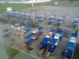 А знаете почему?
Потому что отрабатывают пожар!!!
В первую очередь выносят то, что может легко сгореть. А это стулья и тумбочки. А знаете где самое безопасное место? На платцу. Кругом асфальт. 
Короче, кто не служил, не поймет