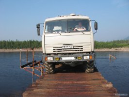 Автомобильный мост через Витим , вернее то что от него осталось .