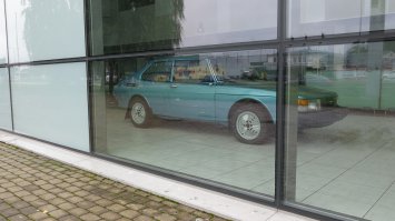 В Риге (вроде на ул. Дзельзавас) заброшенный салон Saab