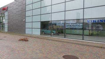 В Риге (вроде на ул. Дзельзавас) заброшенный салон Saab