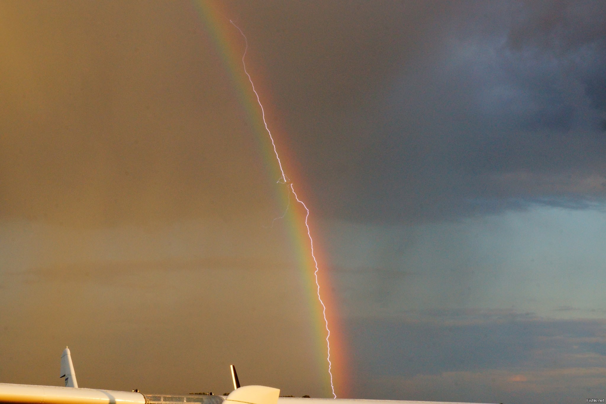 Кстати на этом фото заснят самолет, пролетающий сквозь радугу, в который попала молния.