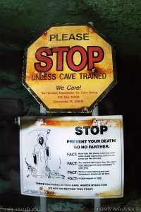 Фотки с сайта фотографа. 
1)Предупреждение не заплывать в пещеру без спецподготовки: " Более 300 ныряльщиков погибло в таких пещерах, там нет ничего такого, за что стоило бы умереть". 
2)Немое подтверждение обоснованности вышесказанного.