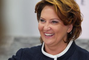 Федеральная прокуратура Швейцарии подтверждает, что она открыла процесс против бывшего российского министра сельского хозяйства и прочих обвиняемых весной 2013 года, основываясь на подозрении в отмывании денег. В связи с этим федеральной прокуратурой было конфисковано имущество. Федеральная прокуратура после собственных многочисленных расследований запросила правовую помощь у российских ведомств. Однако по сегодняшний день просьбы остались без ответа», — отметили в пресс-службе прокуратуры Швейцарии.
... 61 млн. швейцарских франков это примерно 61 млн. долл.  
Девушка живет в России и никаких претензий от наших правоохранителей не имеет