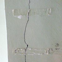 А никому в голову не пришло, что это просто маяк? проверка на сколько трещина расходится? У нас в 80-х были такие ленты, но а них был нанесён размер отрываемого участка. 20 см например. и рисочка.