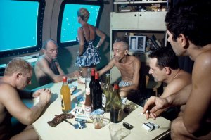 нихера у них хата  куда баб водить да винцо пить