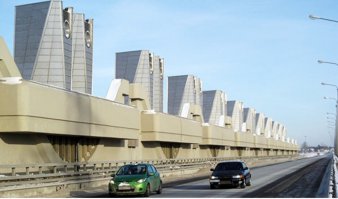 вообще-то до кронштадта уже давно мост построен... в недавно его проапгрейдили в дамбу с шлюзами с обоих сторон. уж второе поколение ездит оттуда в город на простом автобусе )