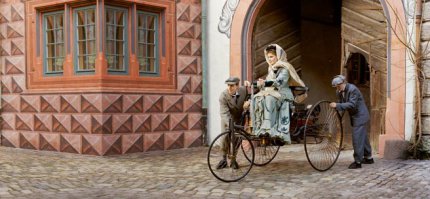 Фото с Бертой Бенц не историческое,это постановочное,снято недавно,вот оно же: