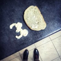 Фотка типа - делаю бутер для Гулливера