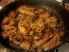 Моё исполнение :) Делал в полуторном размере относительно рецепта. Как по мне, тушить можно и чуть меньше, чем два часа. Использовал соль крупного помола, смесь перцев (приправа такая, в пакетиках продаётся), кориандр и зиру (высокогорную, а то они разные бывают). Мясо вообще взять невозможно - отваливается от костей. Не так зажаристо, как у *кто то* ниже, но и так очень вкусно. Автору спасибо :)