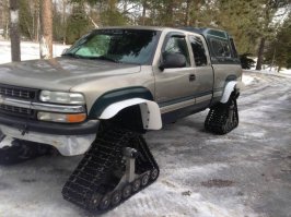 удивили ))) эти конкретно эти гусеницы выпускаются конторой "Dominator Track System". поставить их можно на любой полноприводник. вот, например, Сильверадо на них.