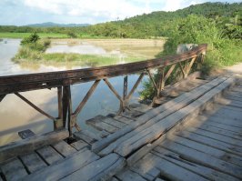 Вот вам пример из жизни. Еду, никого не трогаю, и тут такой мост. Дорога одна, другой нет. Что делать?

P.S. Если разогнаться - нагрузка будет только больше, а ломается он все-равно быстрее, чем ты едешь. 

P.P.S. Потом видел как по нему автобус проезжал.