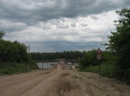 Возмущение народа мне понятно, но тут хоть выбор есть более менее адекватный.Я вот расскажу следующую историю.
В Кировской области, в Кильмезском районе есть понтонная переправа. Платная. Так там проезд на легковом авто за 300 м, те же 300 руб, газель 500, про грузовики не знаю. И у народа нет адекватной альтернативы. Даже пешком нельзя пройти по мосту, ибо он не лицензирован как пешеходный, хочешь на другой берег плати 50 и тебя сторож моста провезет на своей тачке. а про дороги там вообще молчу. на фото видно "качество" дороги