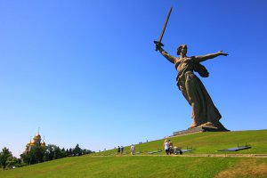 Архитектор "Родины-матери" Вучетич рассказывал: «Меня спрашивает начальство, зачем у нее открыт рот, ведь это некрасиво. Отвечаю: А она кричит — за Родину… вашу мать!". Объяснение было принято.