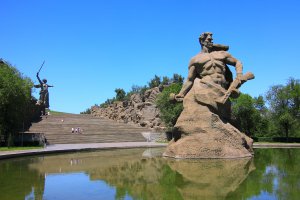 У памятника бойцу с автоматом и гранатой и надписью на постаменте «Стоять насмерть!» лицо маршала Советского Союза Василия Ивановича Чуйкова — главного военного консультанта мемориала, похороненного на его территории. В Волгограде также есть улица с его именем. На ней находится Музей-панорама Сталинградской битвы.