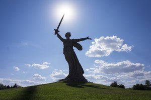 В Америке не все тупыые. Один мой американский подписчик в инстаграмме, узнав, что мы будем в Волгограде, попросил прислать побольше фотографий. Объяснил, что считает Сталинградскую битву самым героическим подвигом народа СССР, самой великой битвой последнего столетия, изучает и собирает информацию о том периоде и хочет приехать в Россию только ради Мамаева Кургана.