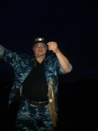 Я пару месяцев назад щуку на червя на донку поймал - сам офигел. Простите за качество снимка!