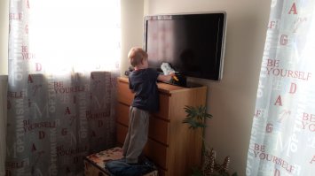 Помогаю маме с папой :)