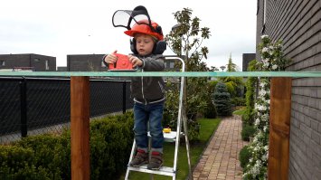 Помогаю папе строить калитку :)