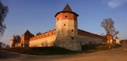 Кстати, любителям старины рекомендую взглянуть на Зарайский кремль, в котором командовал Пожарский. Этот кремль, в отличие от многих других, сохранился целиком. Ехать от Москвы не так уж и далеко.