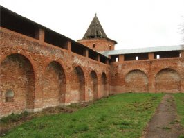 Кстати, любителям старины рекомендую взглянуть на Зарайский кремль, в котором командовал Пожарский. Этот кремль, в отличие от многих других, сохранился целиком. Ехать от Москвы не так уж и далеко.