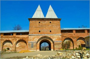 Кстати, любителям старины рекомендую взглянуть на Зарайский кремль, в котором командовал Пожарский. Этот кремль, в отличие от многих других, сохранился целиком. Ехать от Москвы не так уж и далеко.